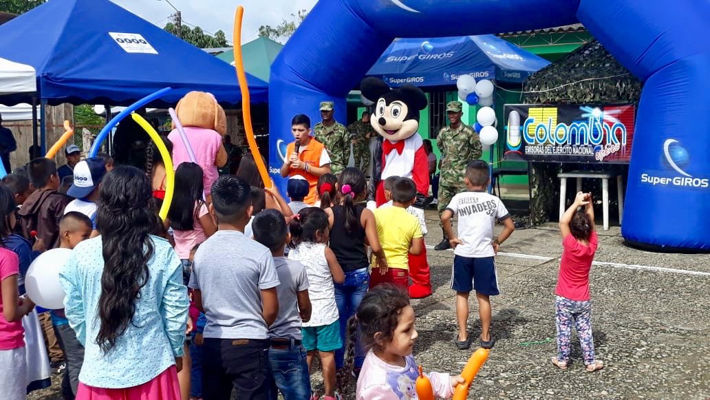 emisoraejercito's tweet photo. #ColombiaEstéreo, #BAAID n.6 y héroes del Batallón de Artillería n. 27 disfrutaron con la comunidad de Puerto Asís en #Putumayo de la Jornada de Apoyo al Desarrollo en la vereda El Cedral https://t.co/gwSzGdbt1U