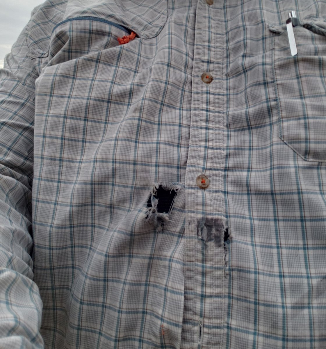 gunculture2pt0's tweet photo. When you are shooting from retention and your shirt is loose you may shoot the buttons off your favorite @howlerbros shirt.
#guns #gunculture #guntraining #gunculture2point0 #ecqc #shivworks https://t.co/XwGRTFA1FC