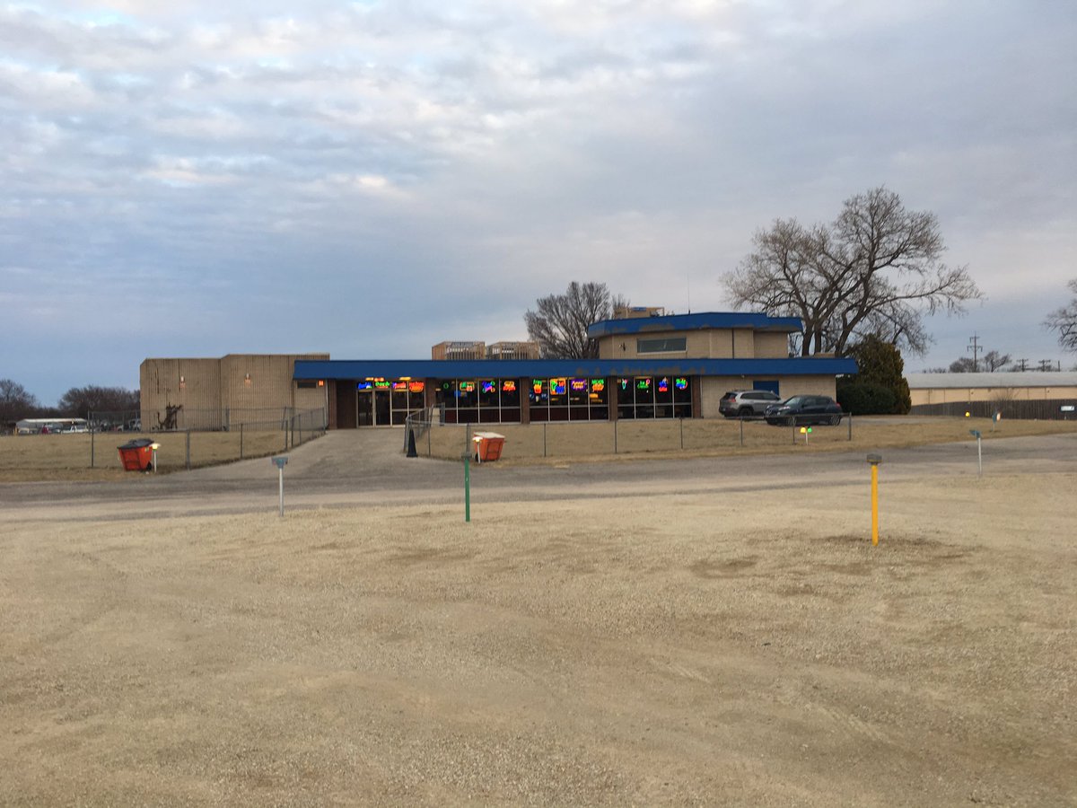KatieTheWXLady's tweet photo. Drive-in with the fam! #starlitedrivein #wichita https://t.co/CHzM0XxVYu