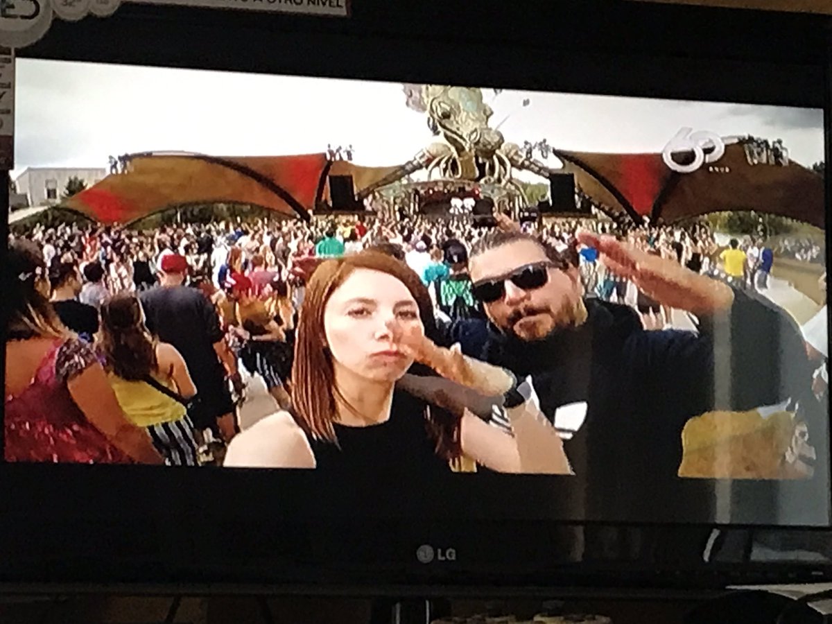 @FestJumpers @ClauJumper @RickJumper tirando rostro con #ROSE @centralonce @CanalOnceTV #QuieroSerUnJumper ❤️🐉