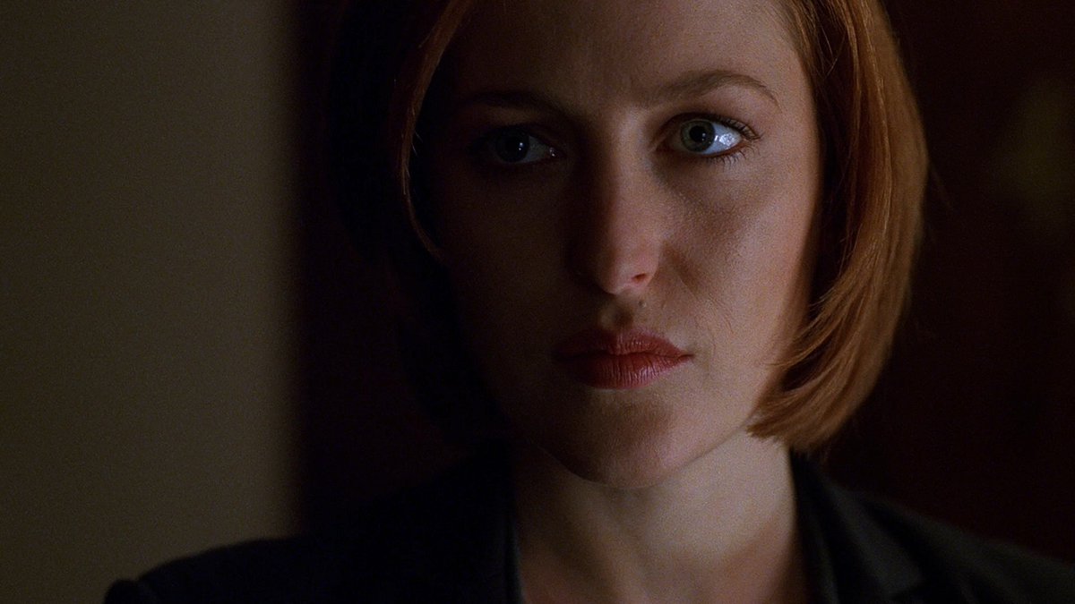 Some nervous laughter from Scully. #XFScriptWatch  #Milagrp