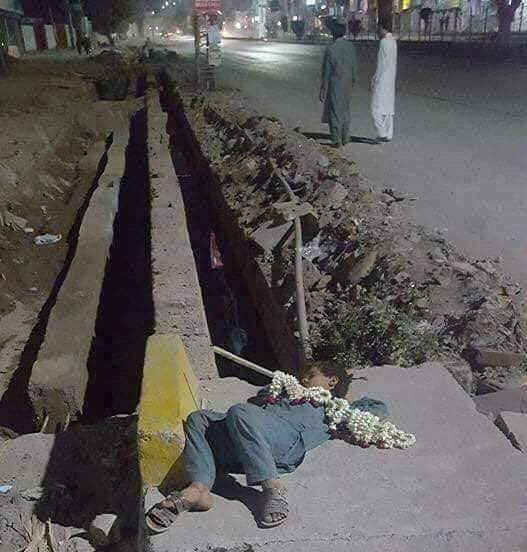 AnaaMehar01's tweet photo. جنت کی چابیاں سڑکوں پہ پڑی ہیں
لوگ پریشان ہیں کہ حج مہنگا ہوگیا https://t.co/KYnxs0WYcR