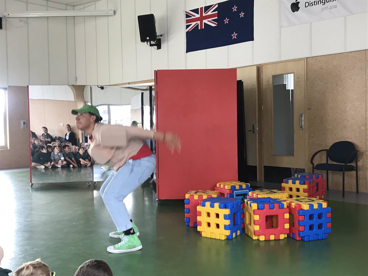 2021pitau3's tweet photo. We LOVED the Duffy Theatre show! What an engaging performance! #duffybooks #bromleyschoolnz https://t.co/RpjCZBHJ4L