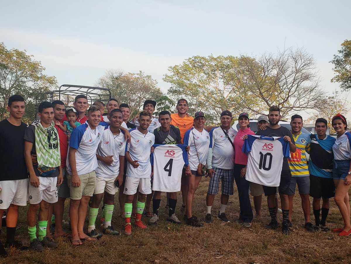 Ganamos la liga distritorial!!! Con el equipo de Paraíso, Campeón de la Distritorial de Fútbol ⚽️ #AnaGiselleDiputada #Vota5✔