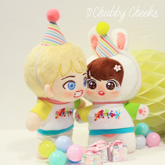 *Chubby Cheeks*
처비칙스의 첫 의상인 생일파티셔츠 입니다~^^
행복한 생일을 맞은 아이들은 예쁜 옷을 입고 파티중입니다!
smartstore.naver.com/chubby_cheeks 

#인형옷, #아이돌인형옷, #20cm인형옷, #처비칙스, #chubbycheeks