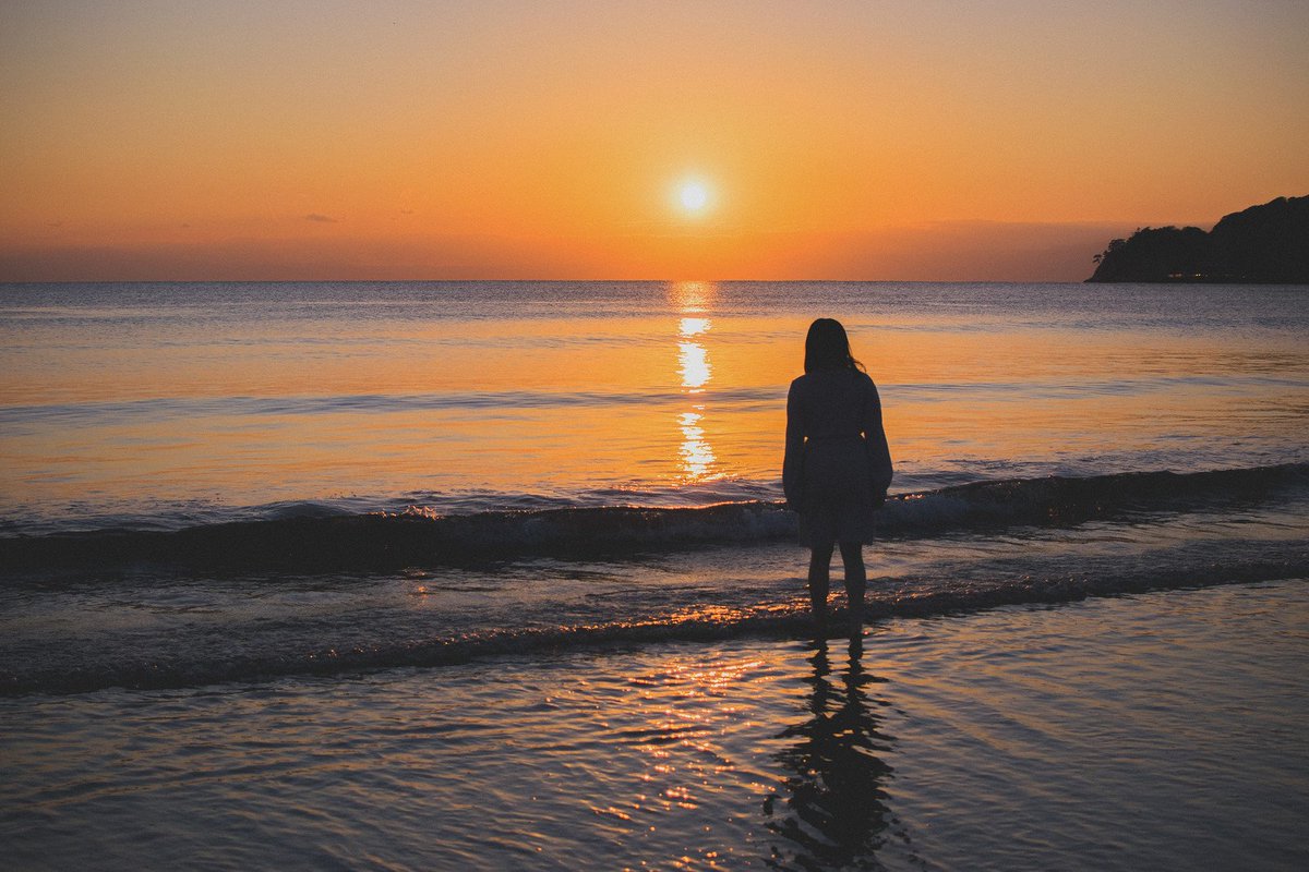 ぱくたそ公式 フリー素材 Ar Twitter ぱくたそ 夕日に向かって浜辺に立ちすくむ女性 ぱくたそフリー素材 T Co Jumwyqoip1