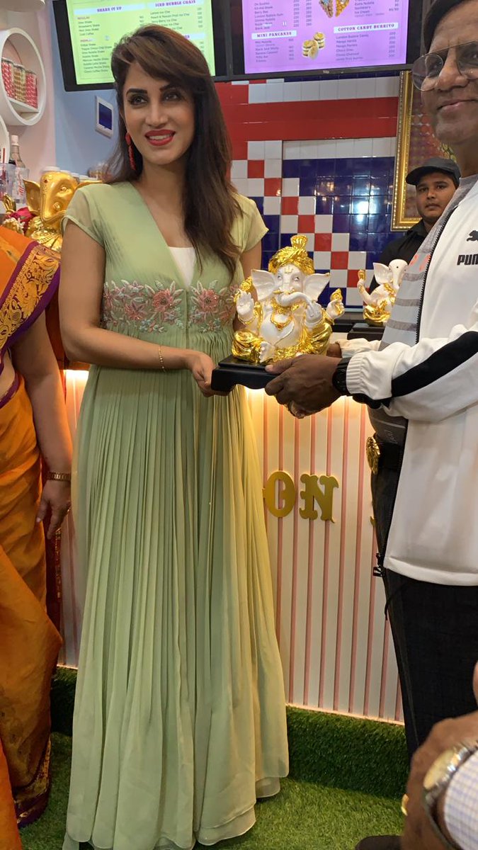 SmitaGondkar's tweet photo. Bubble Waffles now in Pune! At the opening ceremony of @londonbubbleco at Kothrud Pune
#LondonBubbleCo #Eventdiaries #Actress #SmitaGondkar #Smittens https://t.co/jTqcrCWqPl