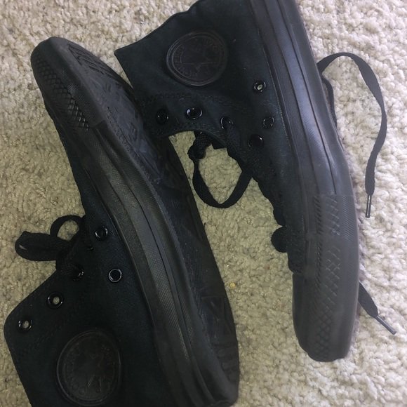 LisaCollins333's tweet photo. So good I had to share! Check out all the items I'm loving on @Poshmarkapp from @ValStyle @kurfess_sonia @201tookie #poshmark #fashion #style #shopmycloset #converse: https://t.co/WkBvHp6wdD https://t.co/ZflPNg5UgW