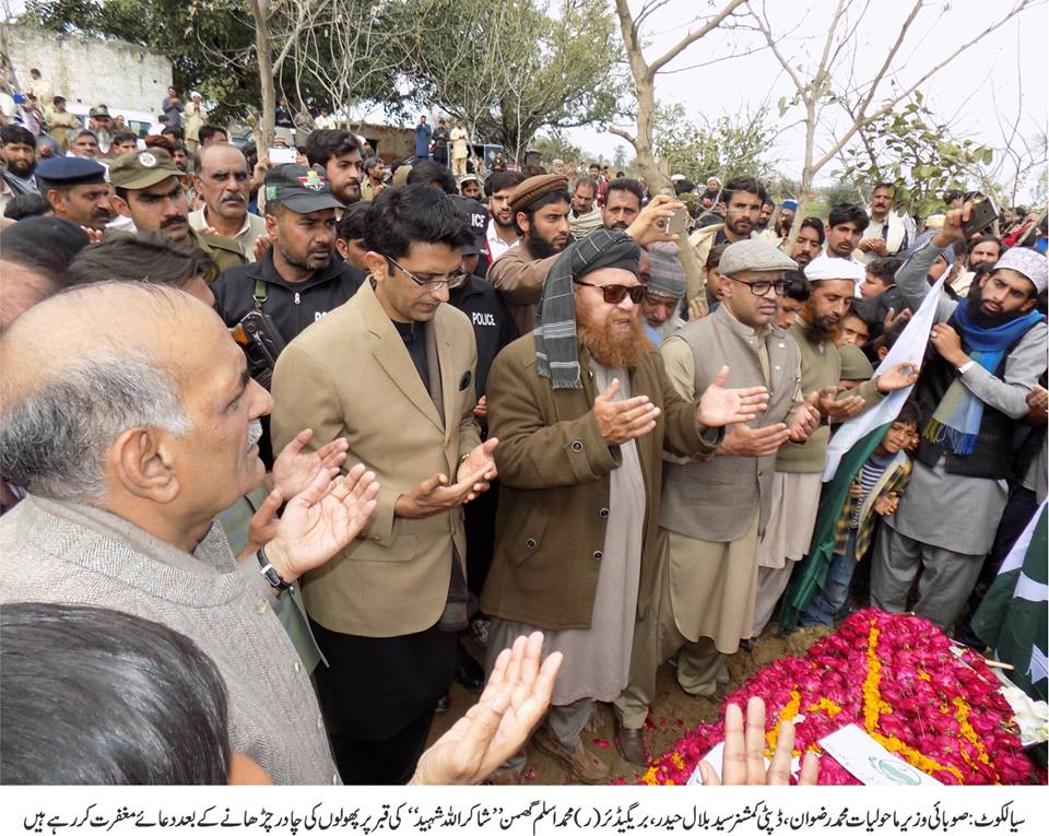 DcSialkot's tweet photo. Deputy Commissioner Sialkot Syed Bilal haider attending funeral of Shaheed Shakar Ullah in Daska. https://t.co/Scq5eGLDQo