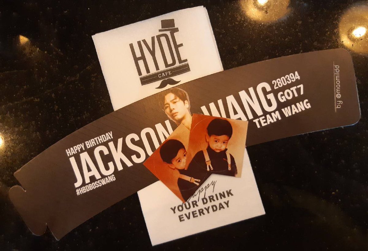maamildd's tweet photo. 🖤 Jackson’s Birthday Cup-sleeve 🖤

🗓 28 March - Out of stock
📍 Hyde Cafe Siam square one fl.7
🥤 1 Drink / 1 Cup sleeve / Sticker 2 ea.

🌟 Special Gift 🌟

❣️ Acrylic Keychain 26 ea.(Lucky draw)

 #HBDBOSSWANG 
#JacksonWang #잭슨 #갓세븐 
#王嘉尔 #王嘉爾 #GOT7 https://t.co/yMknWNszZO