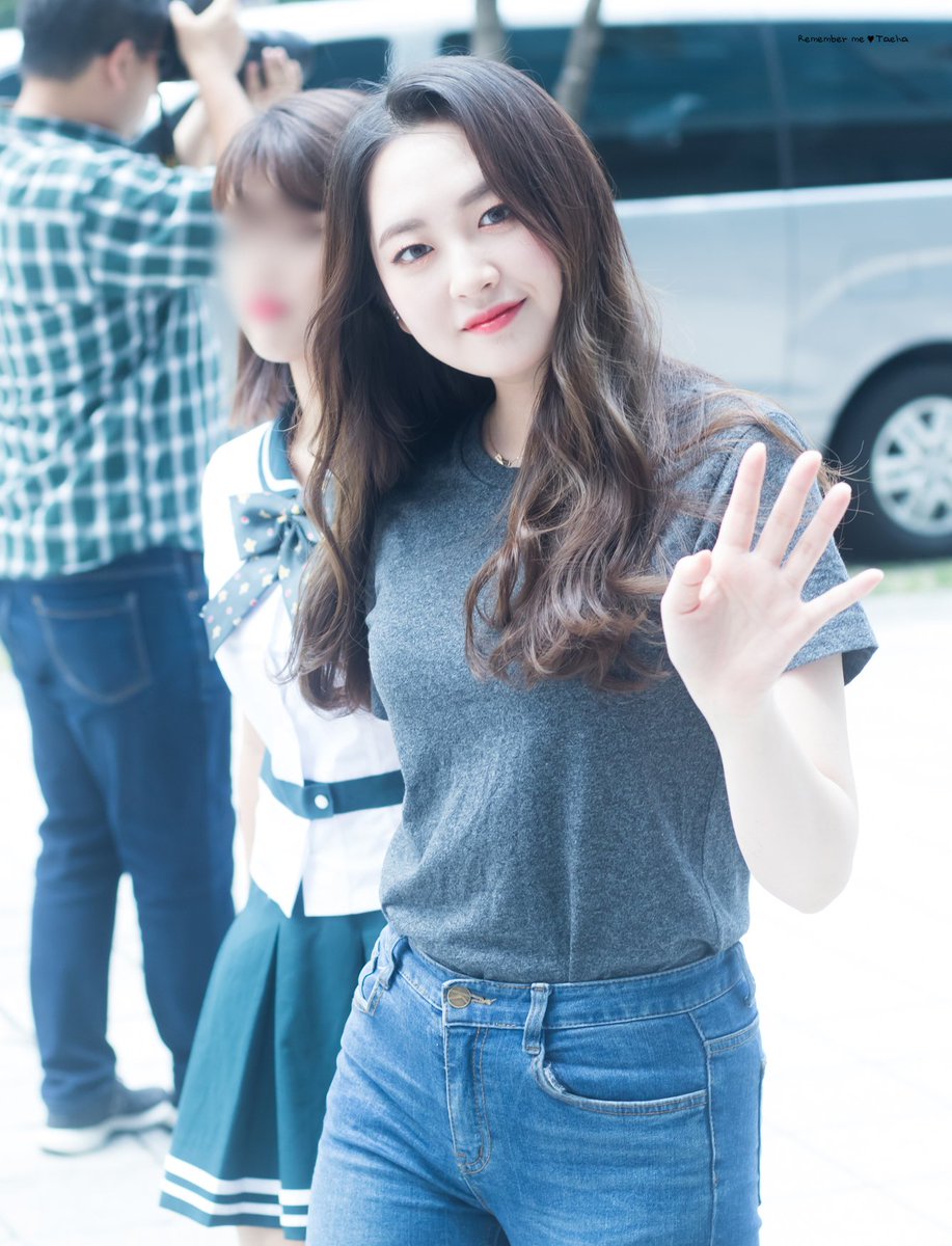 Taeha0603's tweet photo. 180717 최파타 출근 #모모랜드 #MOMOLAND #モモランド #BAAM #태하 #Taeha #テハ @MMLD_Official 

태하 못 본지 603년째야 😭💕 https://t.co/aMLvAtC4DA