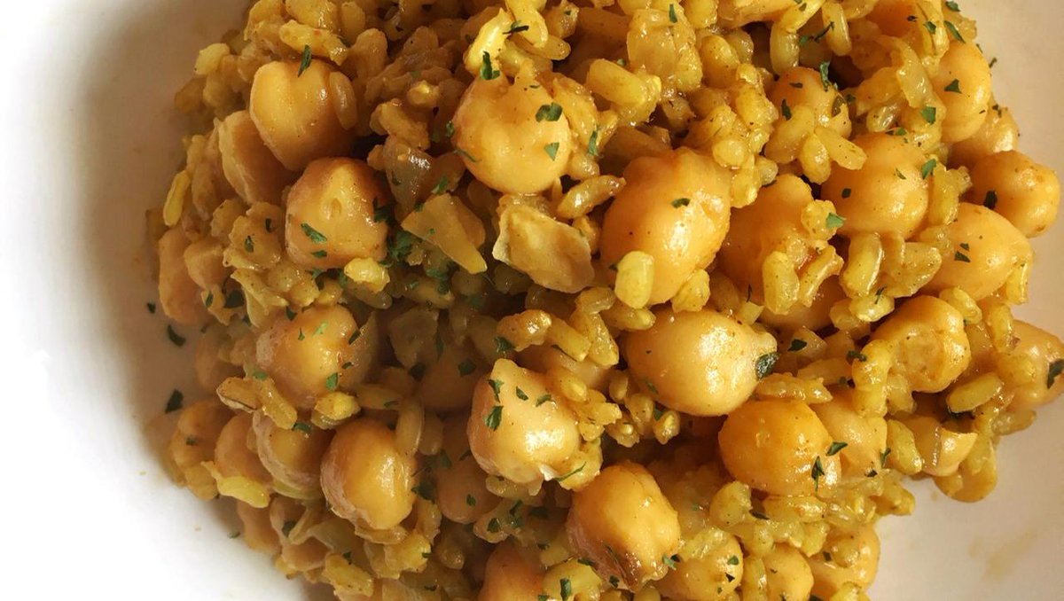 Hoy preparamos este #arroz con #garbanzos al curry. ¿Os apetece probar?

RECETA: tastydetails.com/arroz-con-garb…