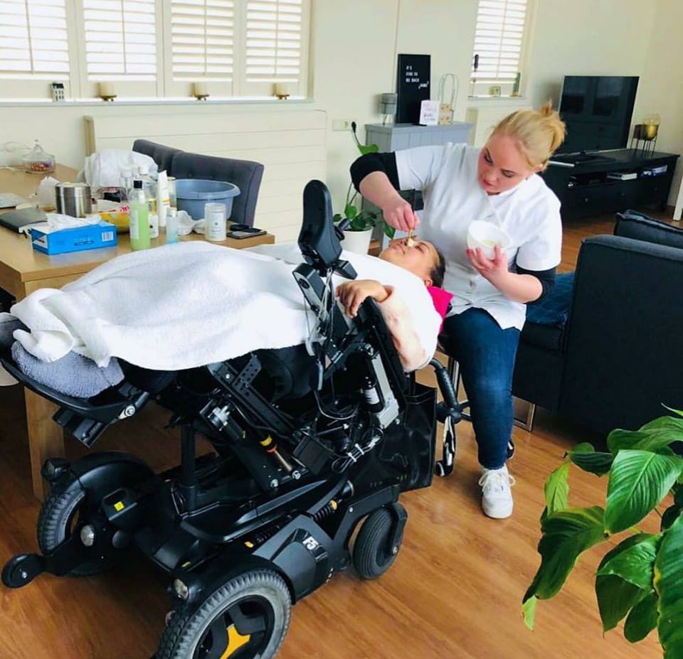 Hayat:  Nothing better than having your face treated on a Sunday. In my own chair. In my own sitting position. No hassle with transfers to a treatment bank, hoisting and arranging care etc. An excellent working height and a very relaxed client for the beautician. #Permobil #F5