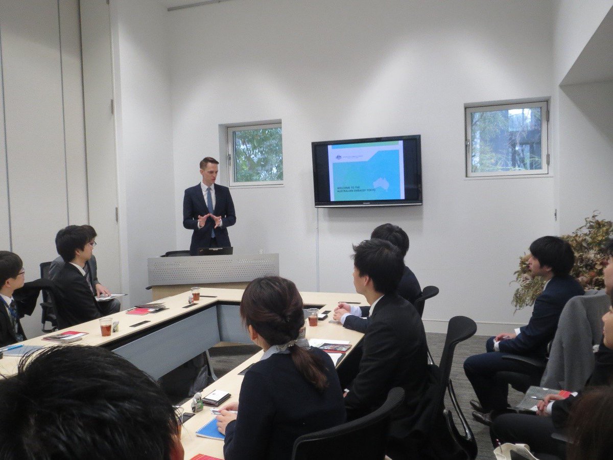 MofaJapan_jp's tweet photo. 外務省では，地方自治体職員が外交実務研究員として働いています。３月７日，研修の一環として，在京 #オーストラリア 大使館を訪問し，大使館の #地方交流 活動についてお話を伺いました。日豪間では，１０８もの #姉妹都市 関係が結ばれており，#学生交流 をはじめ，様々な活動が行われています。 https://t.co/3swREMwig9