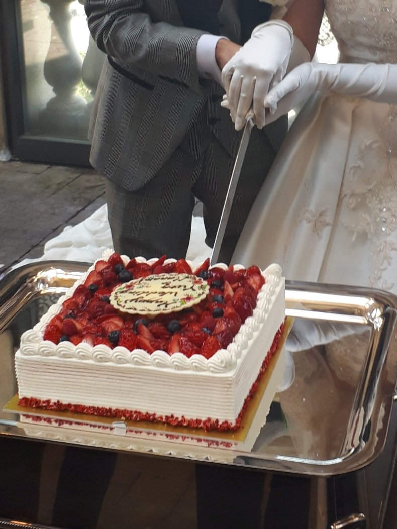 先日、友達の結婚式があり
式だけで披露宴やWDケーキがないということだったのでサプライズでプランナーさんとコソコソ計画しながらWDケーキ作っていったんですけど
想像以上に喜んでもらえて
こういう瞬間のためにパティシエをやってるんだよなぁと思いました。
心から人の笑顔を喜べるいい仕事