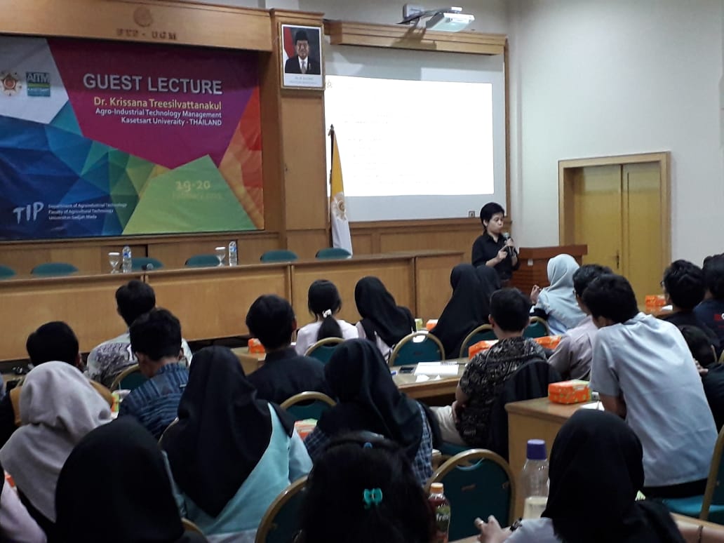 tipUGM's tweet photo. Dr. Krissana dari Kasetsart University pada tanggal 19-20 Feb 2019 memberikan kuliah kepada mahasiswa S1 dan S2 TIP terkait manajemen inovasi dan pengembangan riset untuk komoditas pertanian https://t.co/ULlxaVA10n