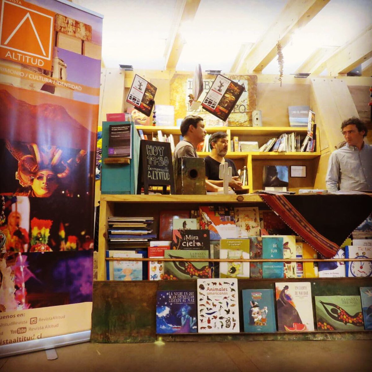 AltitudRevista's tweet photo. 🌟[LANZAMIENTO]🌟

Les dejamos algunas imagenes de lo que fue el lanzamiento de Revista Altitud en #SanPedrodeAtacama. Agradecemos a @librosdesierto y #MercadoBlanco por el espacio brindado y a todos quienes nos acompañaron el día de ayer. 

#Calama #Chile https://t.co/aHzEbJJWbn