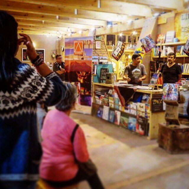 AltitudRevista's tweet photo. 🌟[LANZAMIENTO]🌟

Les dejamos algunas imagenes de lo que fue el lanzamiento de Revista Altitud en #SanPedrodeAtacama. Agradecemos a @librosdesierto y #MercadoBlanco por el espacio brindado y a todos quienes nos acompañaron el día de ayer. 

#Calama #Chile https://t.co/aHzEbJJWbn
