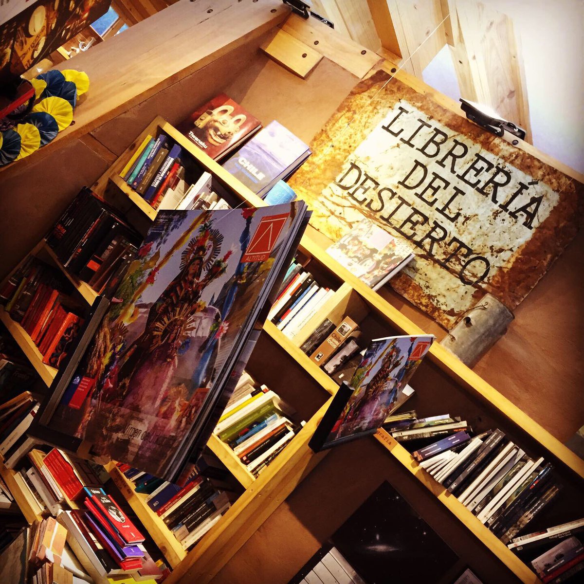 AltitudRevista's tweet photo. 🌟[LANZAMIENTO]🌟

Les dejamos algunas imagenes de lo que fue el lanzamiento de Revista Altitud en #SanPedrodeAtacama. Agradecemos a @librosdesierto y #MercadoBlanco por el espacio brindado y a todos quienes nos acompañaron el día de ayer. 

#Calama #Chile https://t.co/aHzEbJJWbn