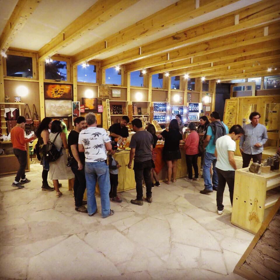 AltitudRevista's tweet photo. 🌟[LANZAMIENTO]🌟

Les dejamos algunas imagenes de lo que fue el lanzamiento de Revista Altitud en #SanPedrodeAtacama. Agradecemos a @librosdesierto y #MercadoBlanco por el espacio brindado y a todos quienes nos acompañaron el día de ayer. 

#Calama #Chile https://t.co/aHzEbJJWbn