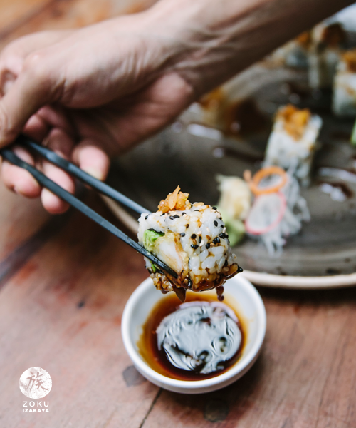 zokumx's tweet photo. El maki se remonta a tiempos muy antiguos, la gente que vivía lejos del mar encontró en el arroz el mejor ingrediente para conservar el pescado. En Japón se utilizó el pescado crudo y sazonado con otros preparados. #ZokuMX #RomaNorte #CocinaJaponesa #CDMX https://t.co/45OYL3rRBp