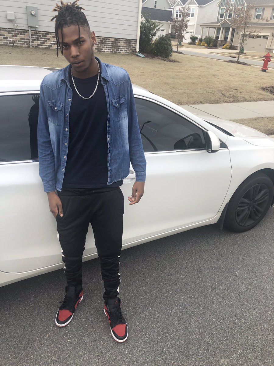 rtnteejay's tweet image. Ion shake niggas hands cause I ain’t friendly ~Kodak 👿🖕🏾