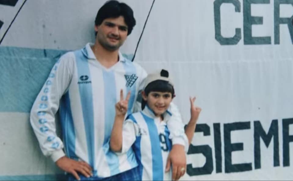 Ninguno de nosotros se olvida cuando unos personajes que tanto mal le hacen al fútbol te quitaron la vida. El triste y violento hecho pasó de largo para algunos, para nosotros no. Cada triunfo, cada copa, cada torneo internacional que juguemos, es para vos.
#HéctorSiemprePresente