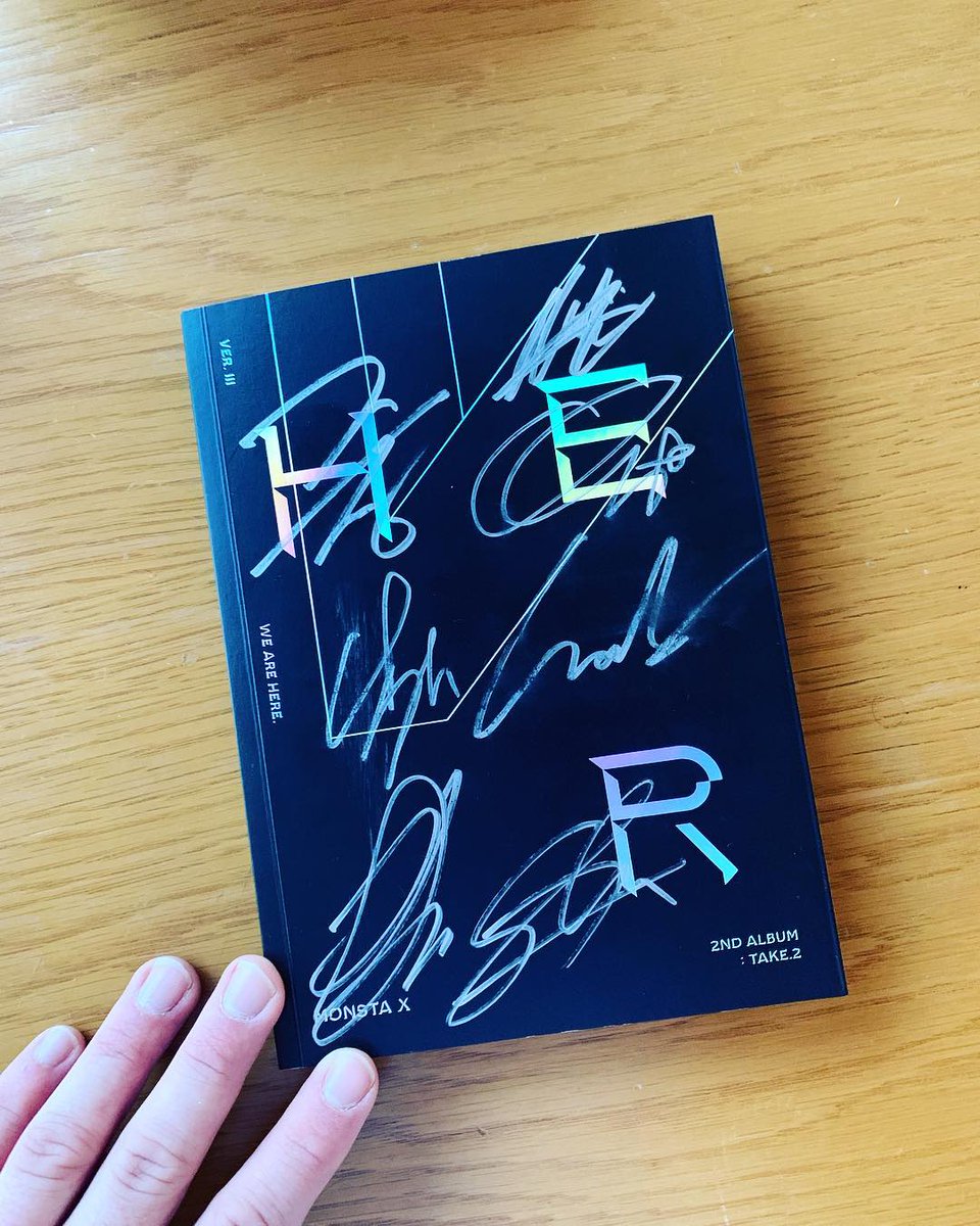 HooMonstaXBR's tweet photo. [ATUALIZAÇÃO] 11.03.19 Instagram @.charlesporch com presente que ganhou do MONSTA X no Inkigayo 🐊  https://t.co/eIT2pFdmlI

@.charlesporch: Muito obrigado ao @OfficialMonstaX pela hospitalidade. Agora estou convertido ao k-pop e sou um verdadeiro #Monbebe. #monfamily https://t.co/2F1djqfIA3