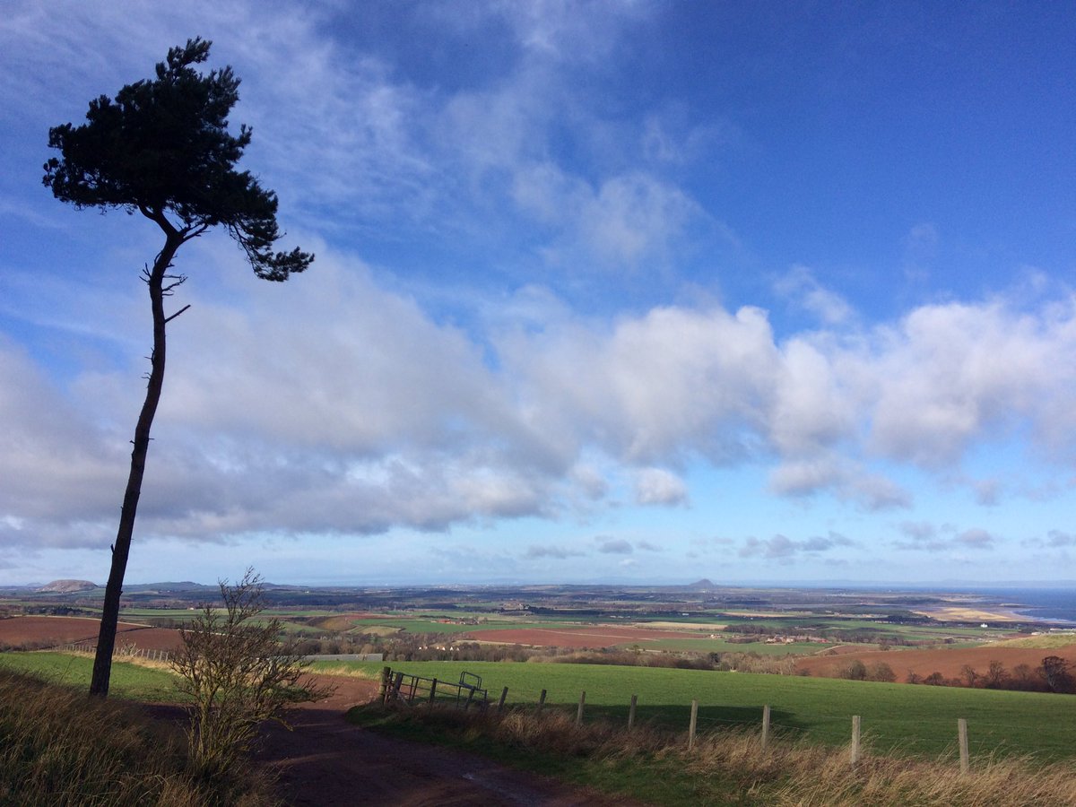 emmataylor12's tweet photo. Itโs a long slog from The Brunt to the phone mast near #DoonHill #Dunbar. But when you reach the top, this window on to #EastLothian opens up. https://t.co/wvG94wtPpK