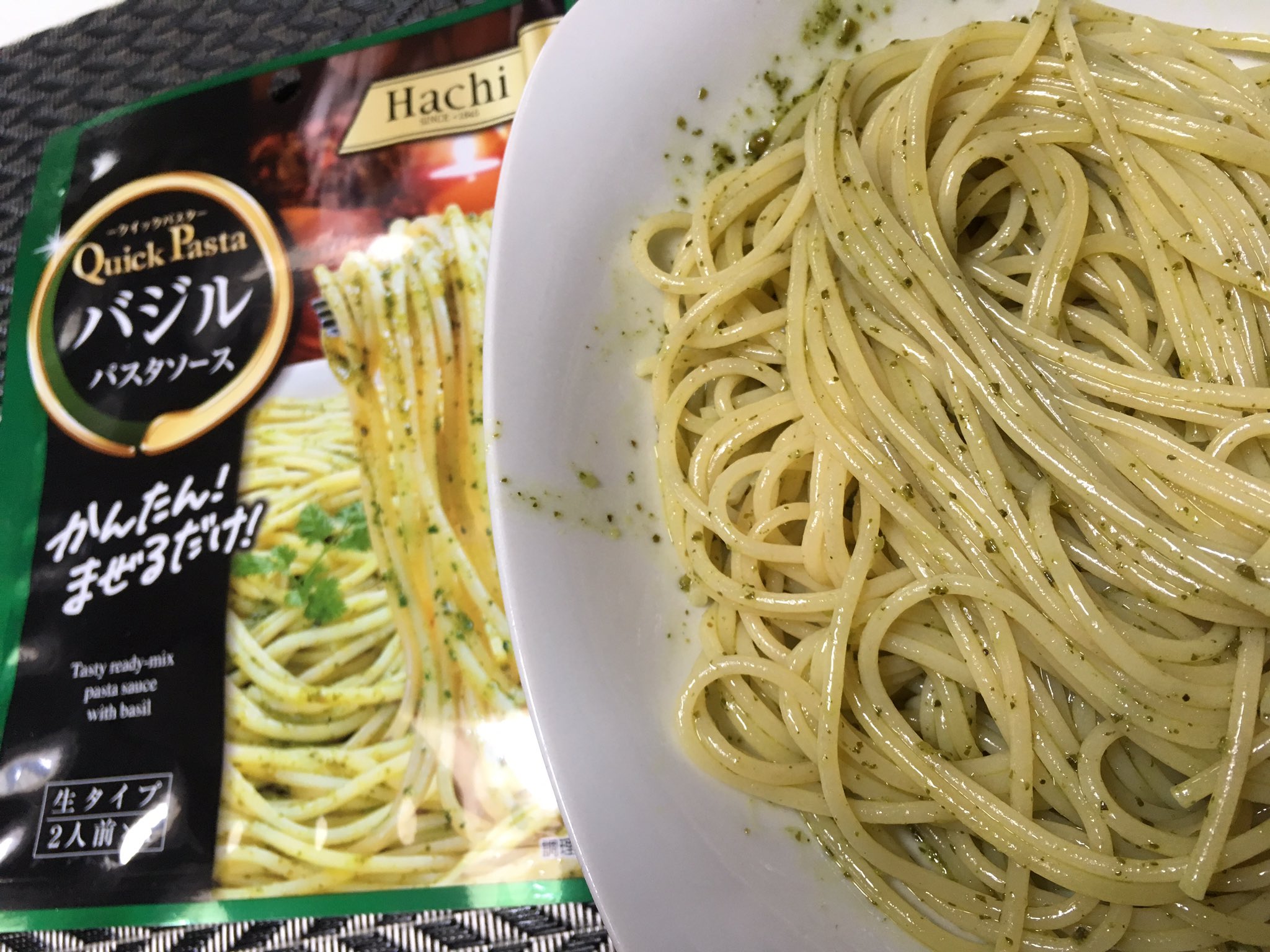 大胡あすか 3 Pfizerd ハチ食品 クイックパスタ バジル 2人前1袋入り トロリとしたテクスチャのオイリーソースで混ぜやすい チーズ感は少なく割と甘めの味付のバジルソース バジルの香りは ダイソー等の100均にあるので 液体ソースの中では抜群