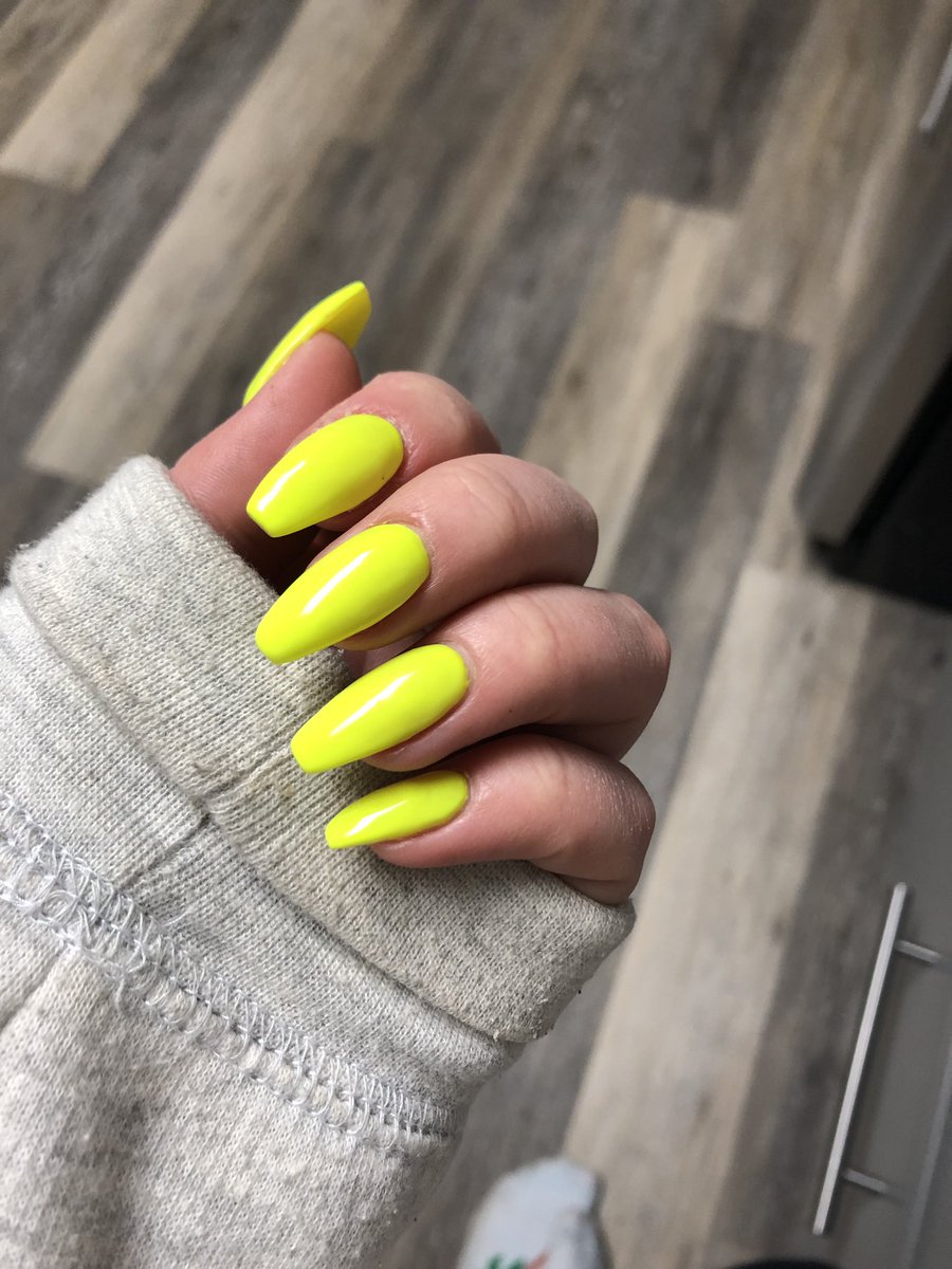 saaramaariee's tweet photo. Hey @hiyabiancs .. you know what they say about girls with yellow nails right 😂 https://t.co/wX0hIYgvlT