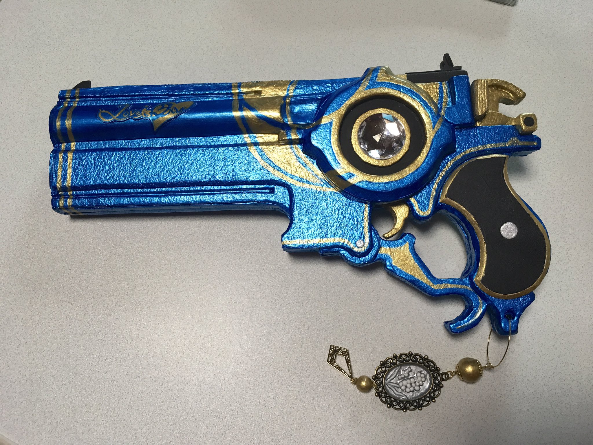 توییتر 柑橘類 در توییتر ベヨネッタ2の武器ラブイズブルー本体完成しましたー 造形大変だったけどめちゃくちゃ楽しかった ベヨネッタ Bayonetta T Co Niy28maixm