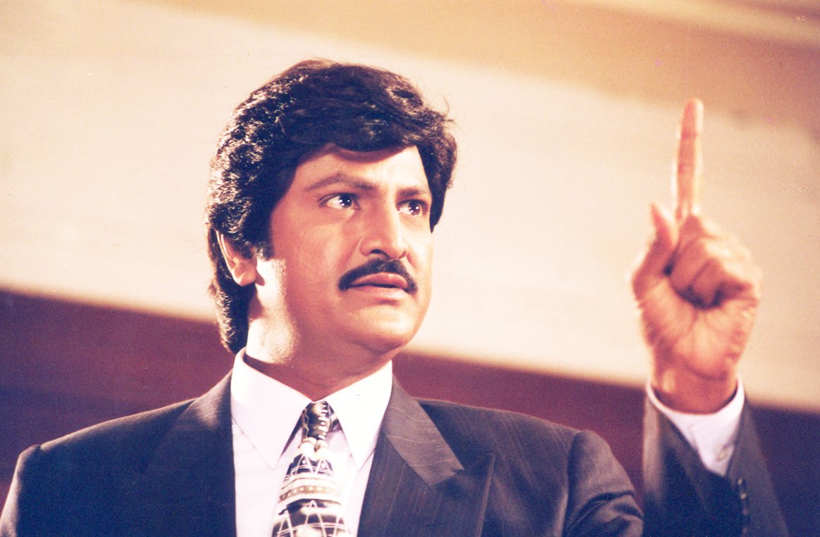 themohanbabu's tweet photo. రాజీపడి న్యాయశాస్త్రాన్ని
హంతకులకు తాకట్టుపెట్టేవాడు లాయరు కాడు..
రాజీపడి రౌడీయిజానికీ రాజకీయానికి లొంగిపోయి
పరిపాలన చేసేవాడు కలెక్టరు కాడు..
వెనుదిరిగి వెళ్ళిపోవడం అభిమన్యుడికి తెలీని విద్య..
రాజీపడి ఆశయాలకు వెన్నుపోటు పొడవడం నాకు
తెలియని విద్య.
చిత్రం: కలెక్టర్ గారు
#MBDialogue https://t.co/vrz21fAPCA