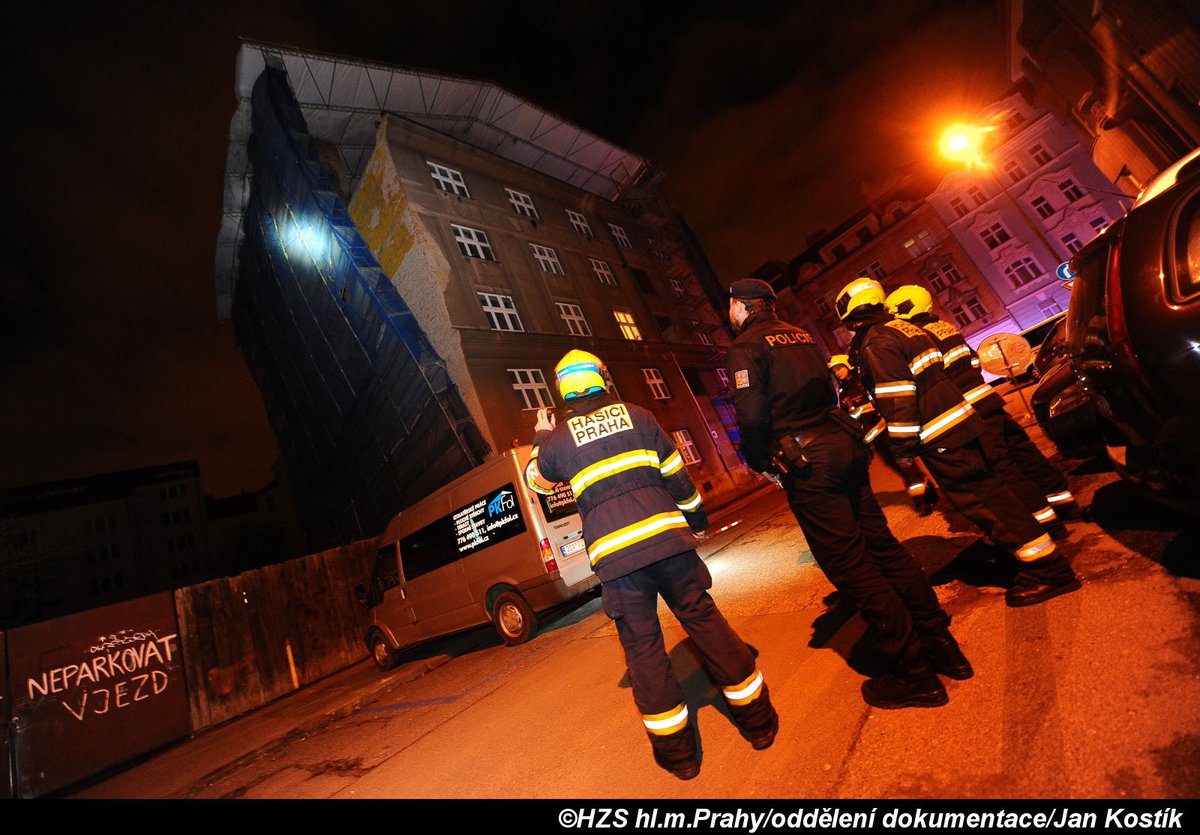 HasiciPraha's tweet photo. Pražští hasiči zasahovali do 6. hodiny ranní u celkem 35 případů, které souvisely se silným větrem. V noci vítr poškodil lešení na domě v ulici Rostislavova v pražských Nuslích, hasiči ve spolupráci s @PolicieCZ museli evakuovat cely dům do připravených evakuačních autobusů.#vitr https://t.co/VDuQCqcoMu