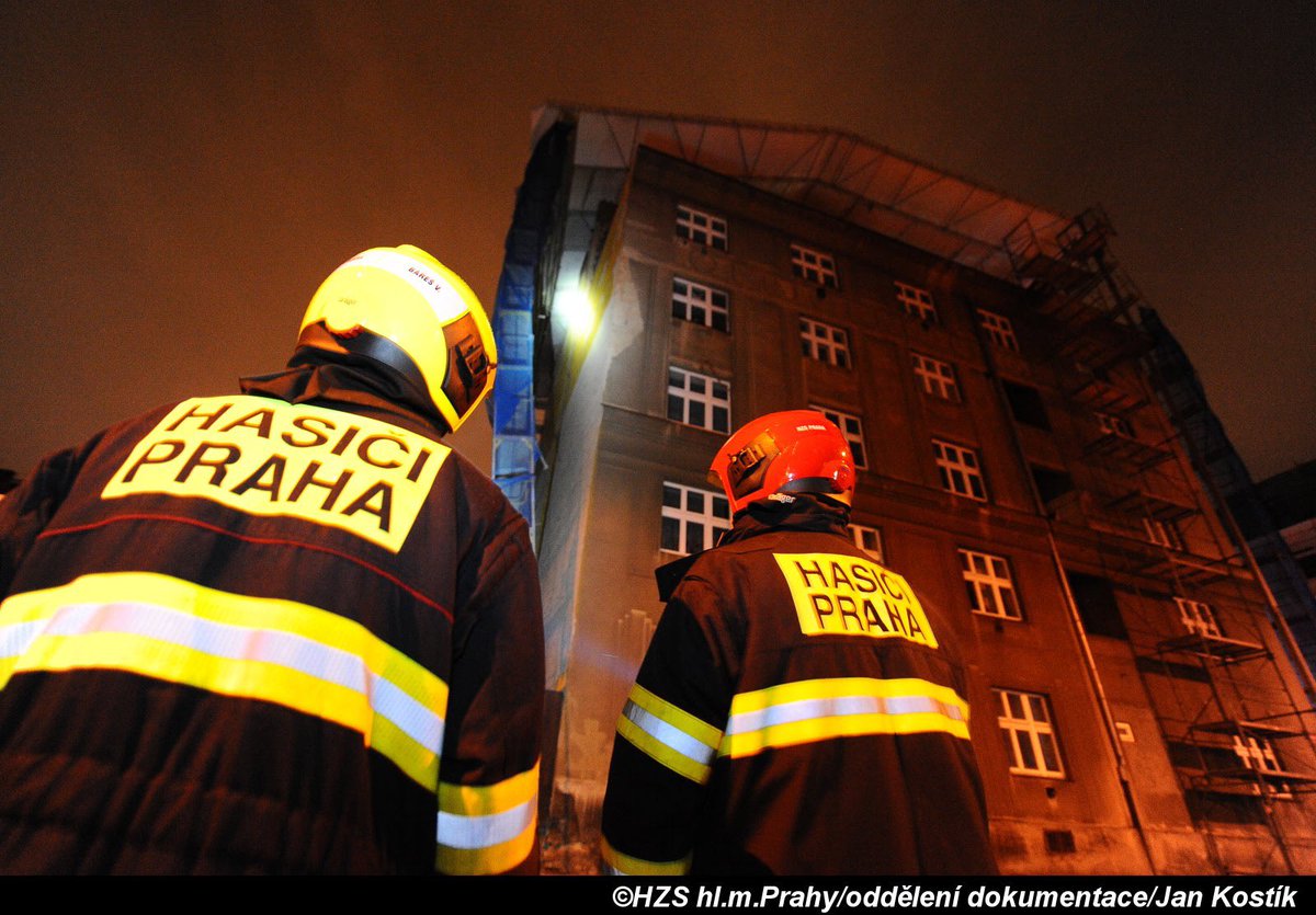HasiciPraha's tweet photo. Pražští hasiči zasahovali do 6. hodiny ranní u celkem 35 případů, které souvisely se silným větrem. V noci vítr poškodil lešení na domě v ulici Rostislavova v pražských Nuslích, hasiči ve spolupráci s @PolicieCZ museli evakuovat cely dům do připravených evakuačních autobusů.#vitr https://t.co/VDuQCqcoMu