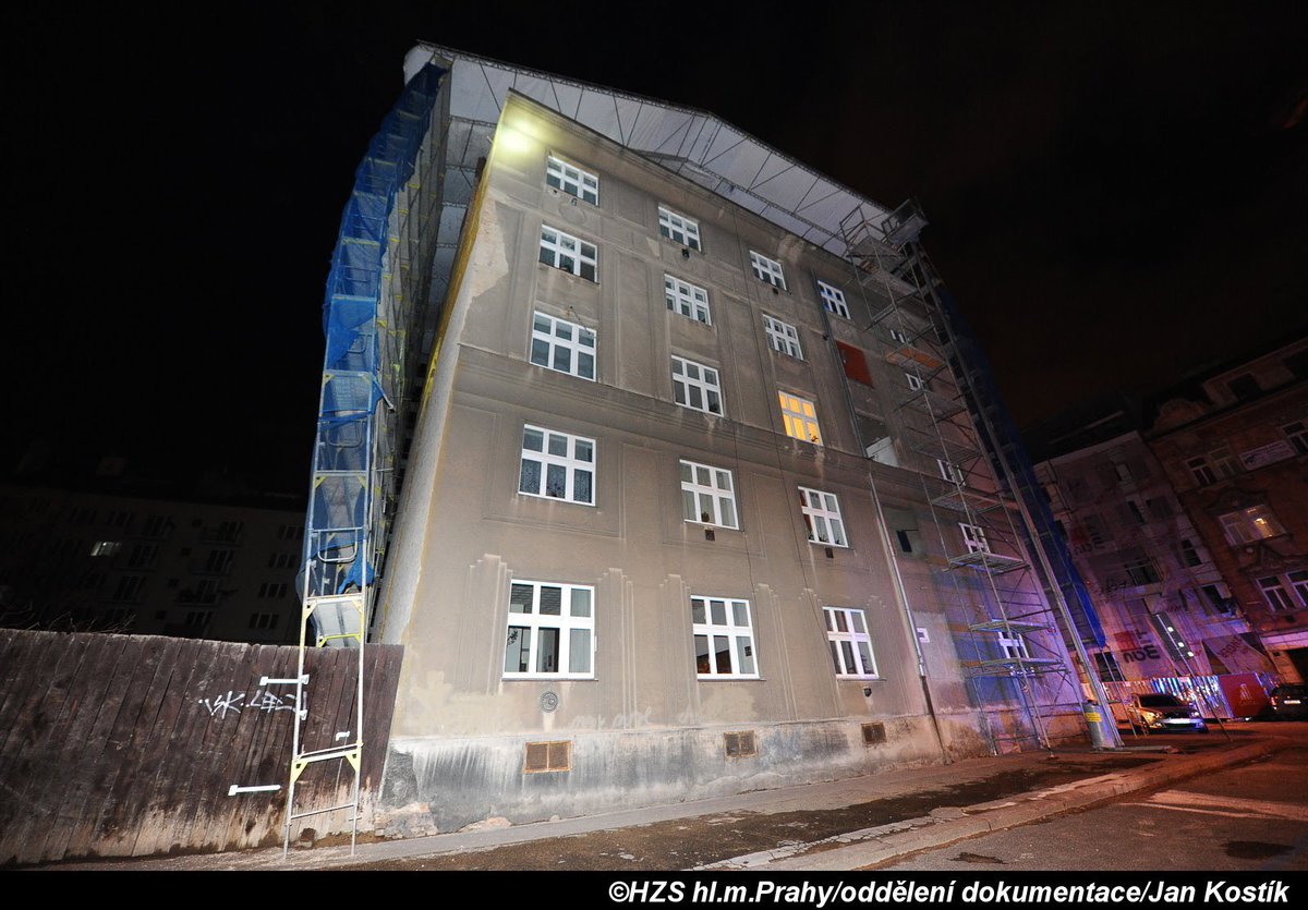 HasiciPraha's tweet photo. Pražští hasiči zasahovali do 6. hodiny ranní u celkem 35 případů, které souvisely se silným větrem. V noci vítr poškodil lešení na domě v ulici Rostislavova v pražských Nuslích, hasiči ve spolupráci s @PolicieCZ museli evakuovat cely dům do připravených evakuačních autobusů.#vitr https://t.co/VDuQCqcoMu