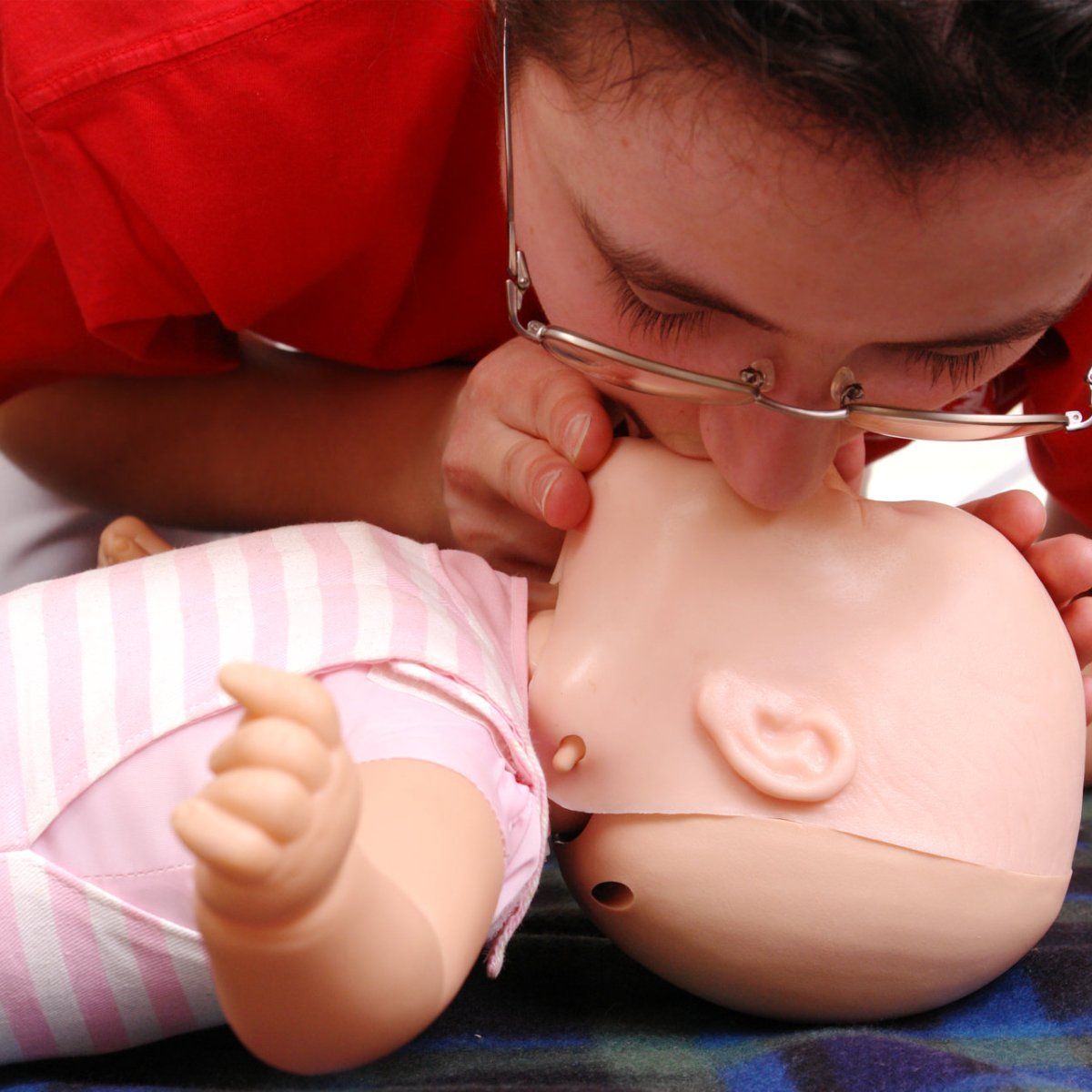 friendlytrainin's tweet photo. Can CPR Be Used on Infants, Too?Absolutely. However, it can be scary since they are much more delicate and have different physiology, bone density, etc. Friendly Training advises that you study and practice how to perform infant-appropriate CPR.
#CPR #FriendlyTraining https://t.co/pMxcjdcj8b