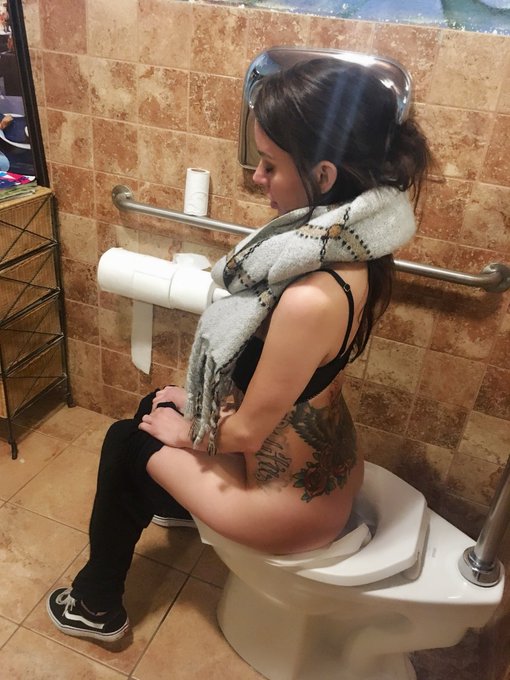 The struggle is real https://t.co/7Wp2UJmpYH<a href="/tag/beekeeper"class="tags"><span>#beekeeper</span></a>