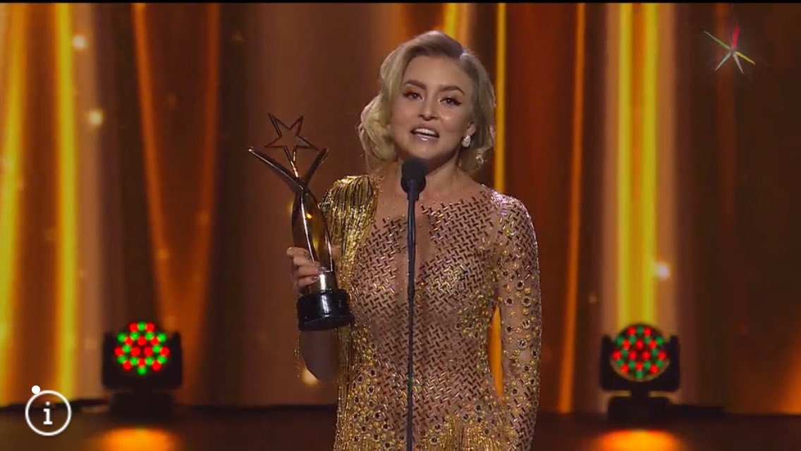 DeBoyer_88's tweet photo. Mi hermosa, eres lo más increíble de la vida!💓 @Anboy88 te mereces todo lo bonito del mundoooo, felicidades ❣️🎉 #premiostvnovelas2019 https://t.co/XqFDOftRVk