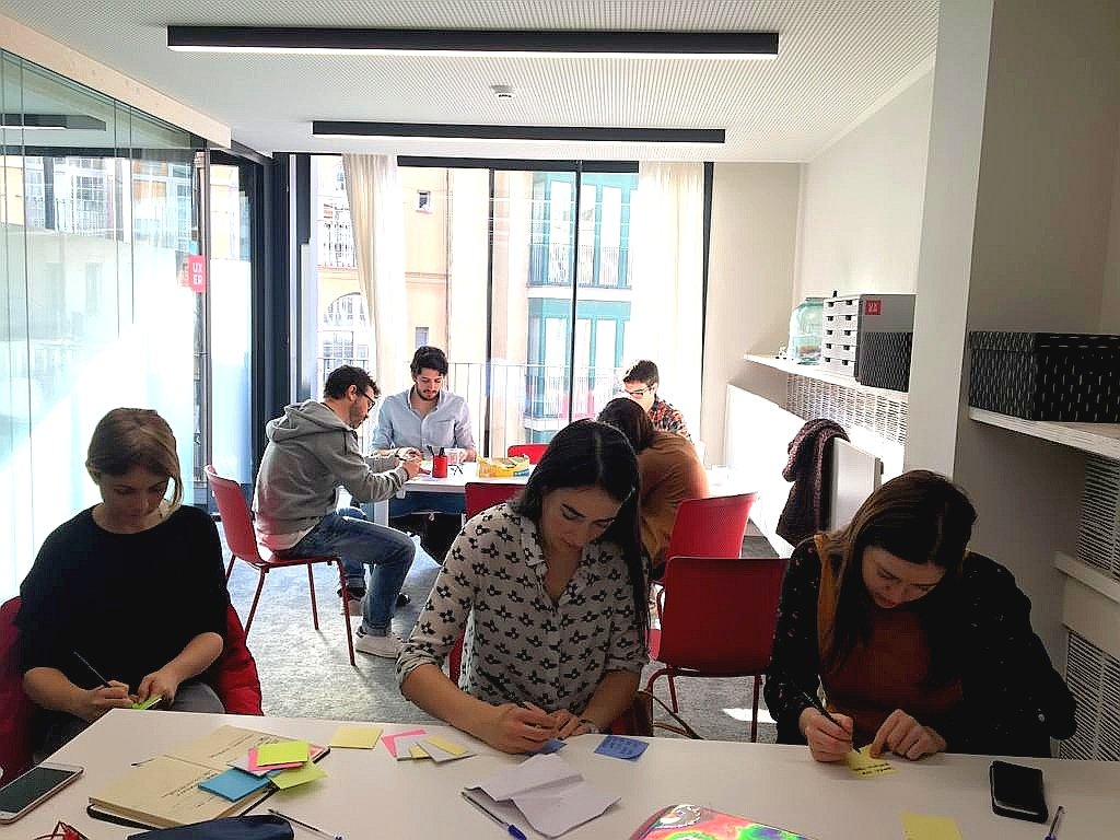 Abbas4khtar's tweet image. RT @uxerschool: 🥊 ¡Menuda semana nos espera! El equipazo de #UXERS de nuestro #UXBootcamp #Barcelona comienza el #DesignSprint con el reto &quot;cómo hacer crecer nuestra #comunidad y mantener a los miembros activos&quot; ¡A por ello! 💪
▪️
#UX #UI #UXdesign #U…