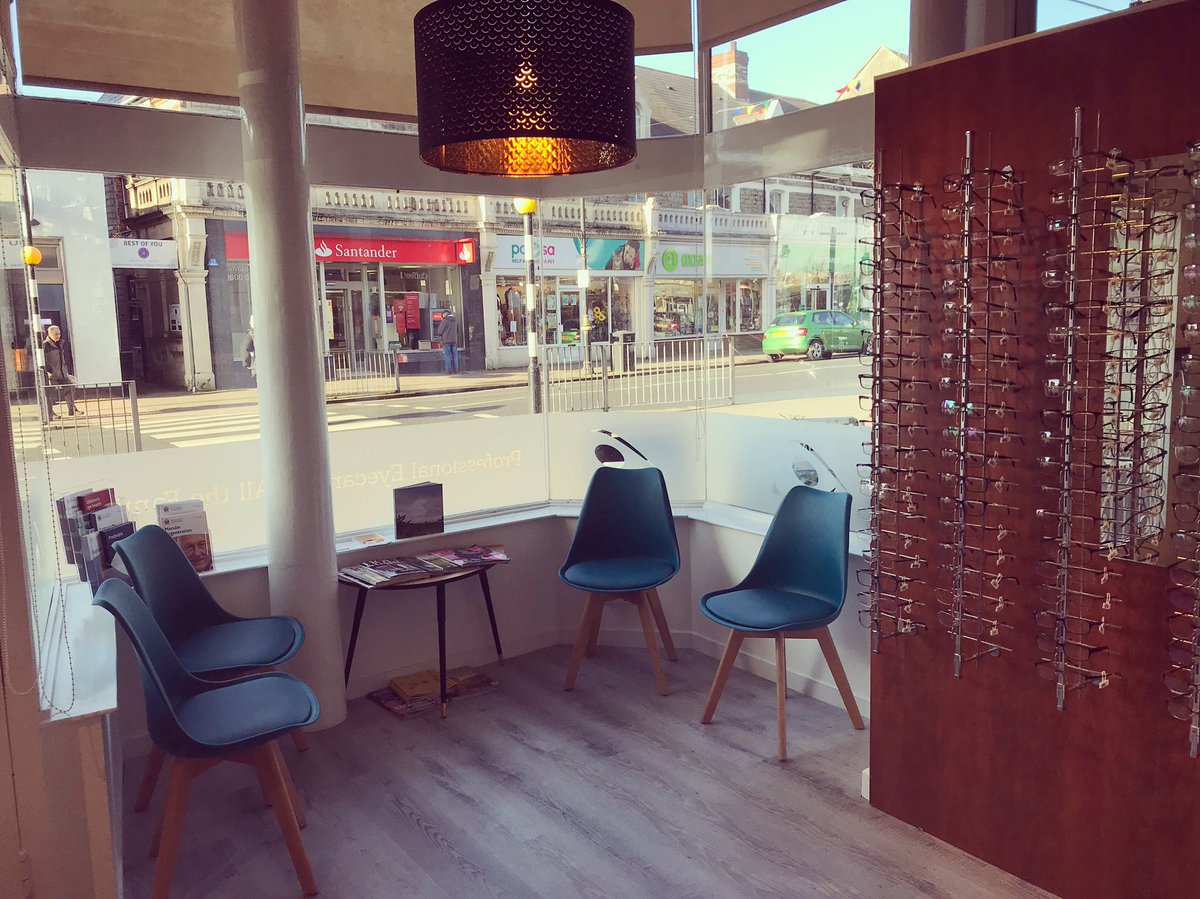 The waiting area in our practice is the perfect people watching spot. Love getting to see the hustle of Penarth go by 👀 #penarth #penartheyecentre #penarthopticians #shoppenarth