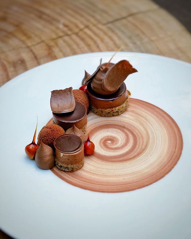 Finissez votre repas au restaurant Le Jardin d'Hiver sur une bonne note en choisissant l'une des douceurs créées par la chef Florence Lesage. 🍰
--
Choose one of Florence Lesage deserts to end your meal at Le Jardin d'Hiver. 🍰
#TheWestinParisMoments #JardindHiverbyWestin