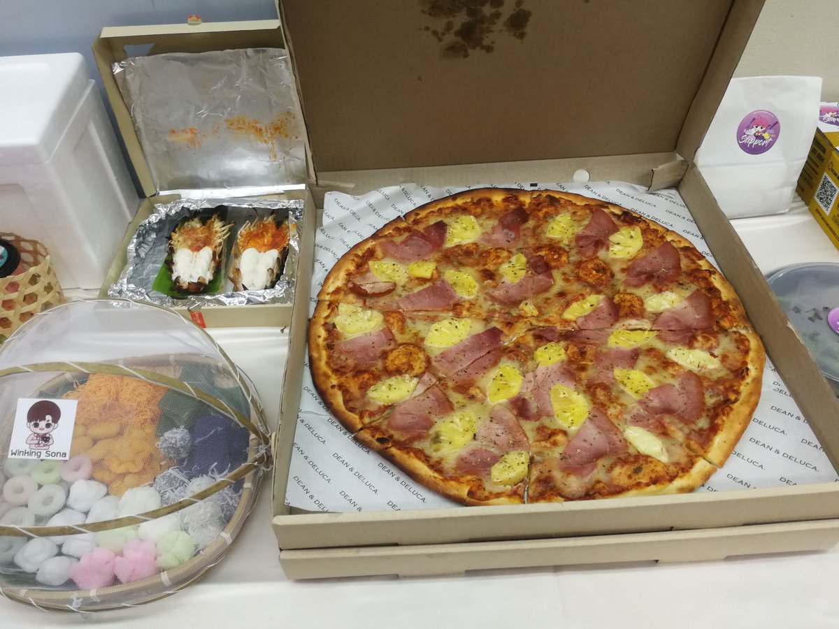 PARKJIPROJECT_'s tweet photo. [🍤] ภาพ Food support ในห้องพักของศิลปินและภาพจากทีมโปรเจกต์ ที่ได้ส่งให้กับ #พัคจีฮุน ขออนุญาตรวบรวมทั้งสองวันในเทรดเดียวกันนะคะ #พจฮปจ #PARKJIHOONinBKK 

1. พิซซ่าจากร้าน Dean&amp;Deluca โดยได้รับการสนับสนุนในการอัพไซส์และลดราคาค่าอาหารของ Dean&amp;Deluca จากคุณ @itidtee https://t.co/e7C0OvUckW