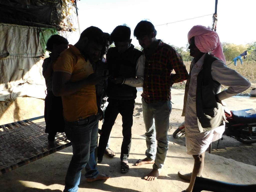 garwal_sunita's tweet photo. झाबुआ के कालीघाटी पंचायत के रूपापङा गांव में ई वॉलिंटियर नेपाल गामड़ युवाओं को डिजिटल साक्षर बना ��हा है।#evoleunteer @eSocialEngineer @messagesachin @Anil5 @Deepakmistry79 @Valchandkhapedi @maalviya @ndesai52 #digitaldemocracy @vikassamvad https://t.co/8PSNWI97of