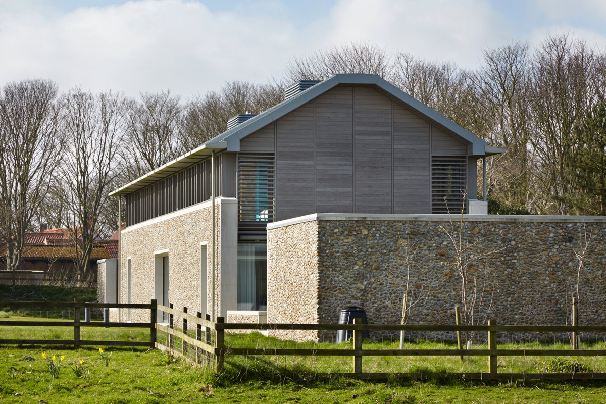 LivingArch's tweet photo. Planning a UK-based vacation around the Easter break? Choose a holiday in a house designed by a world-leading architect and equipped to the highest standard. See our website to book last available dates at #LongHouse, #BalancingBarn and #DuneHouse. https://t.co/gsCCIwGo1i https://t.co/Hreo38WuqR
