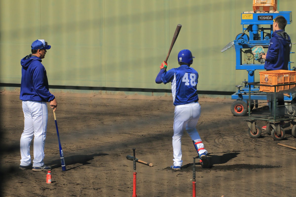 p_467206's tweet photo. 試合後だけじゃなく、試合前の打撃練習のときも森野さんが見てたわね
#溝脇隼人 #森野将彦 #drapic48 #drapic75 https://t.co/AwOllgTPbt
