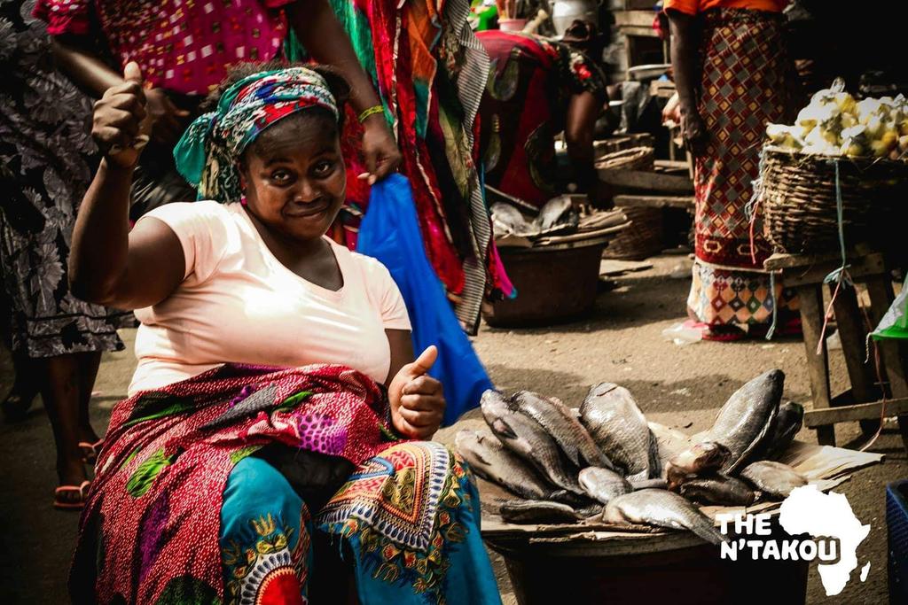 n_takou's tweet photo. Les jolies couleurs du marché de Cocoviko nous ont donné envie d'aller y faire un tour et rencontrer les mamans commerçantes qui, hélas, peinent à #scolariser leurs #enfants.
© Crédit photo : Edy Ange Ello https://t.co/3WJMcdA2lm