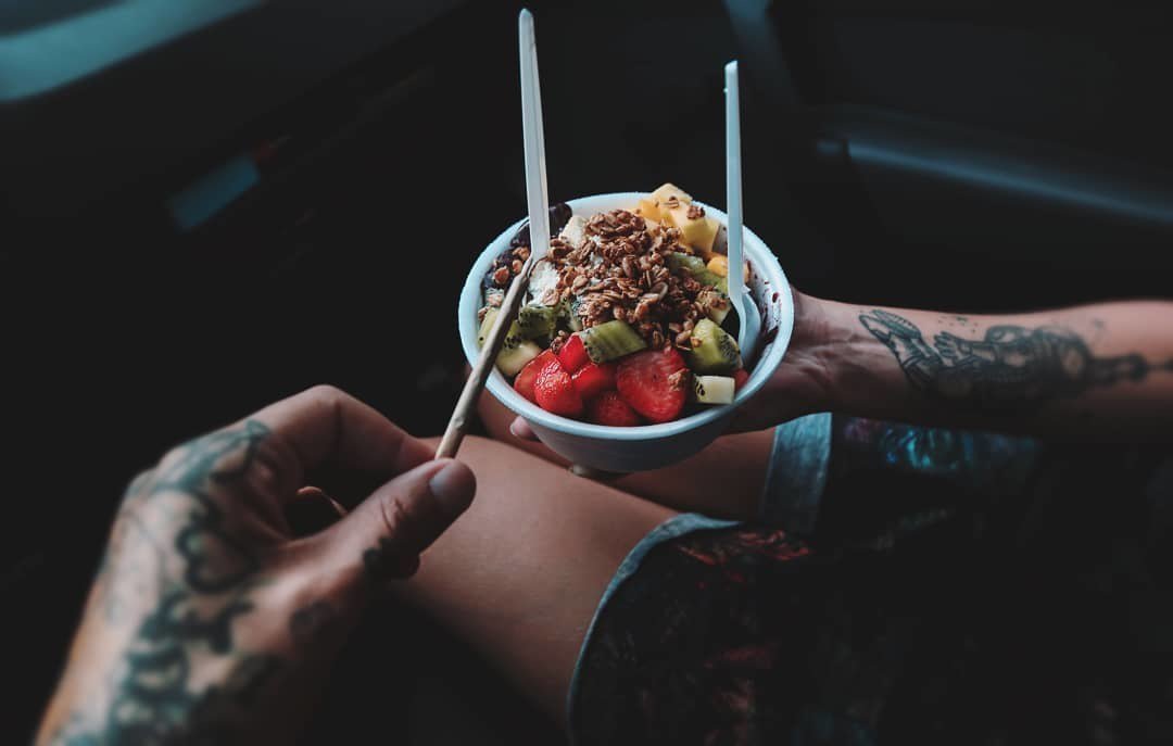 SmokeBuddies's tweet photo. Simplicidade é valorizar apenas o essêncial
Foto @di_monio
#PraCegorVer: Fotografia mostra a mão tatuada de uma pessoa segurando um baseado na direção de outra pessoa que tem em sua mão uma tigela e duas colheres na cor branca com açaí, morango, kiwi, outras frutas e granola. https://t.co/4WXQCnuRj0
