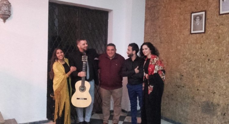 Compromiso_Lora's tweet photo. Vea las imágenes del Espectáculo Flamenco ‘Tus poemas en mi voz’ que se celebró el viernes en la Peña Cultural Flamenca ‘El Laurel’. Contó con la presencia de nuestro concejal y alcalde en funciones @nogalesruda https://t.co/7zOcayHO6c