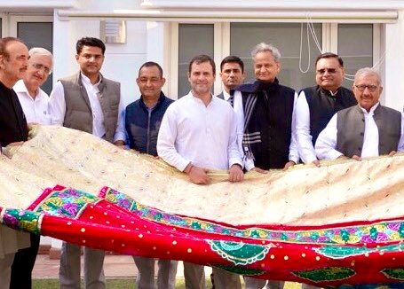 SachinPilot's tweet photo. कांग्रेस अध्यक्ष श्री राहुल गांधी जी ने ख्वाजा गरीब नवाज मोइनुद्दीन चिश्ती के सालाना उर्स के अवसर पर अजमेर दरगाह में पेश करने के लिए चादर सुपुर्द की| https://t.co/dZBGH7YIpK
